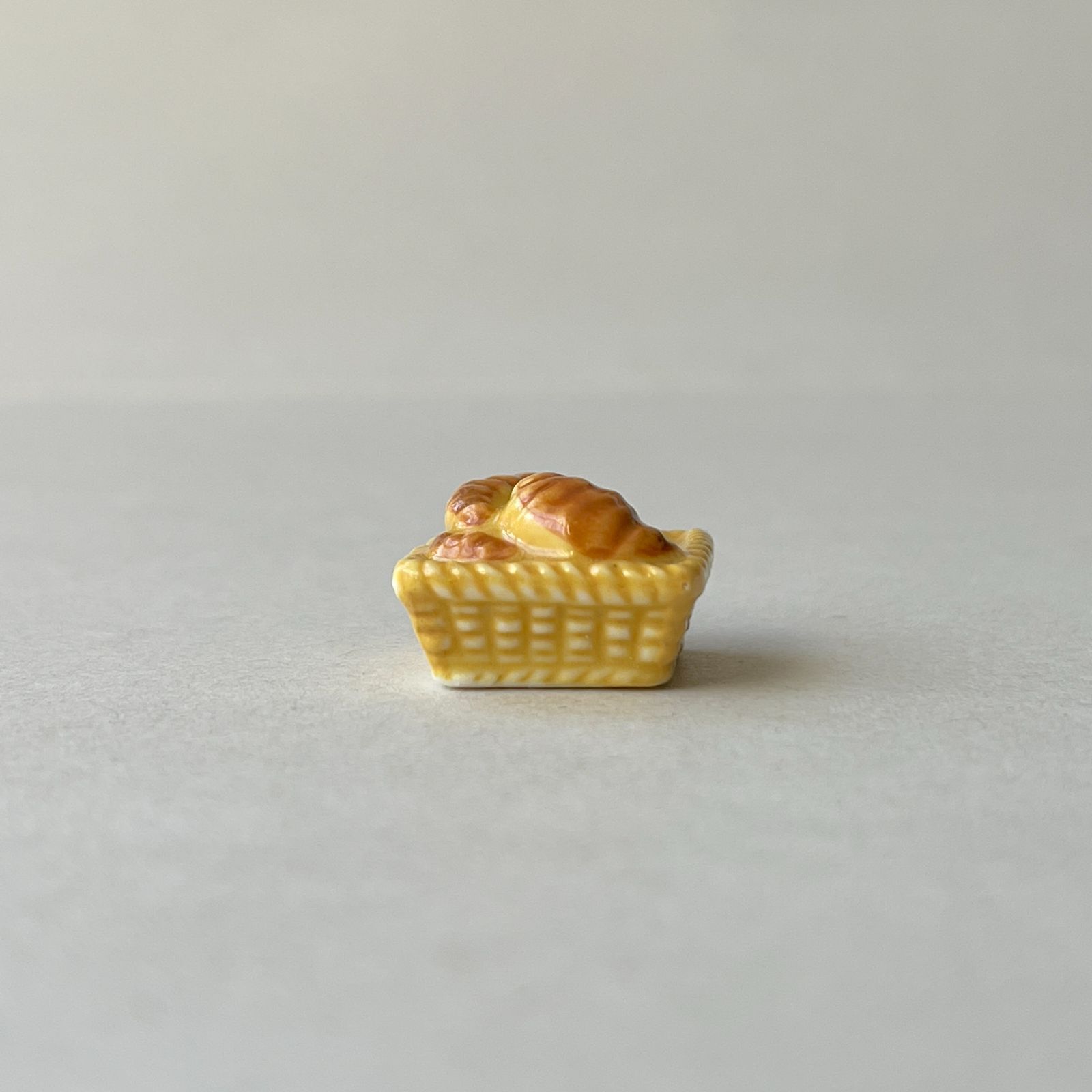 フェーヴ クロワッサンのバスケット フランス フェーブ ミニチュア陶器