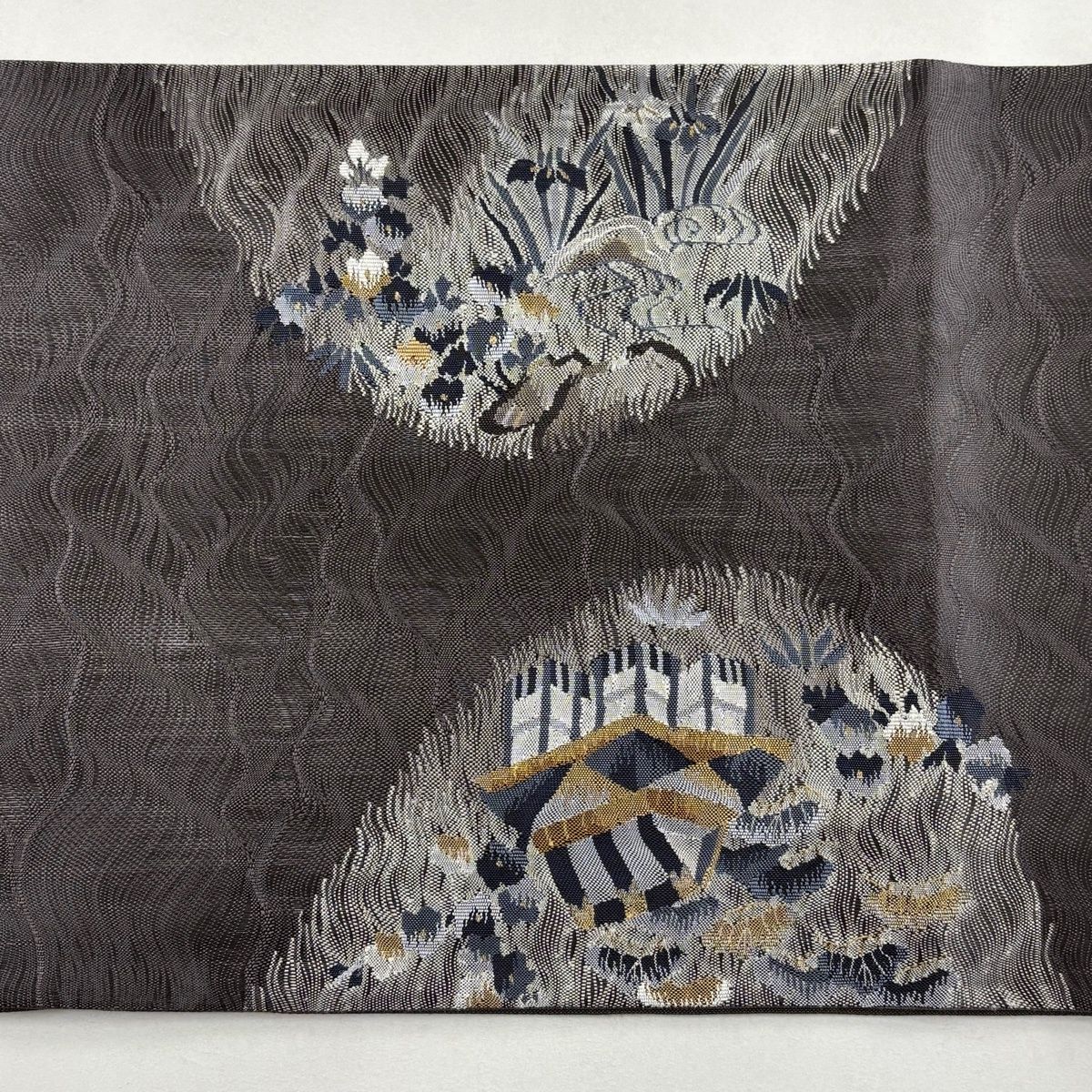 美品】 袋帯 秀品 家屋 松竹梅 銀糸 灰色 お太鼓柄 正絹 【中古