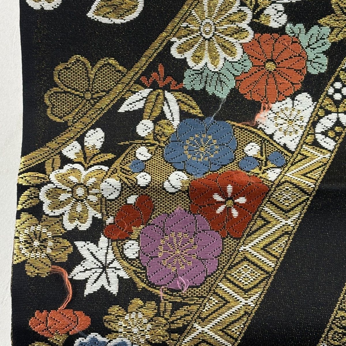 袋帯 秀品 草花 有職文様 刺繍 金糸 黒 六通 正絹 【中古】 - メルカリ