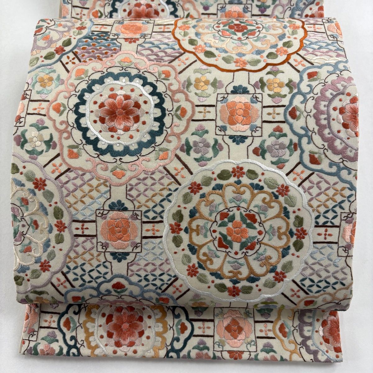 袋帯 華文 草花 刺繍 ベージュ 六通 正絹