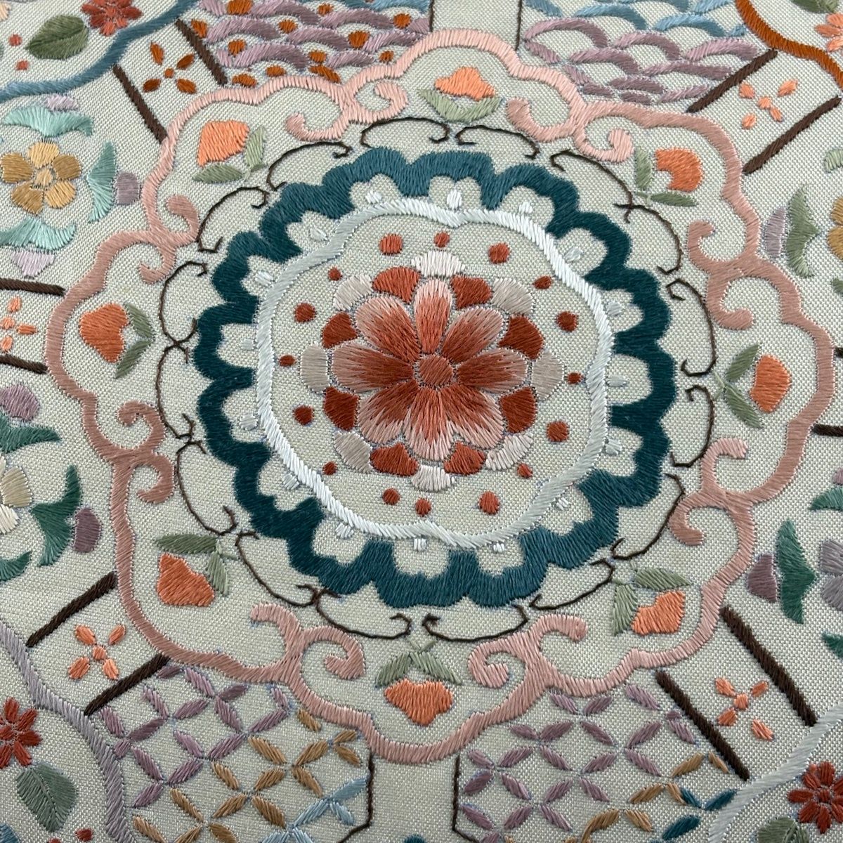 袋帯 華文 草花 刺繍 ベージュ 六通 正絹