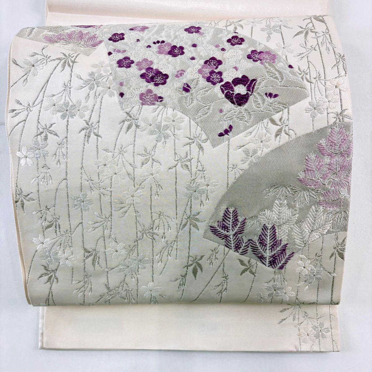 袋帯 名品 帝王紫 落款 薫香扇面桜花模様 箔 銀糸 クリーム お太鼓柄 正絹