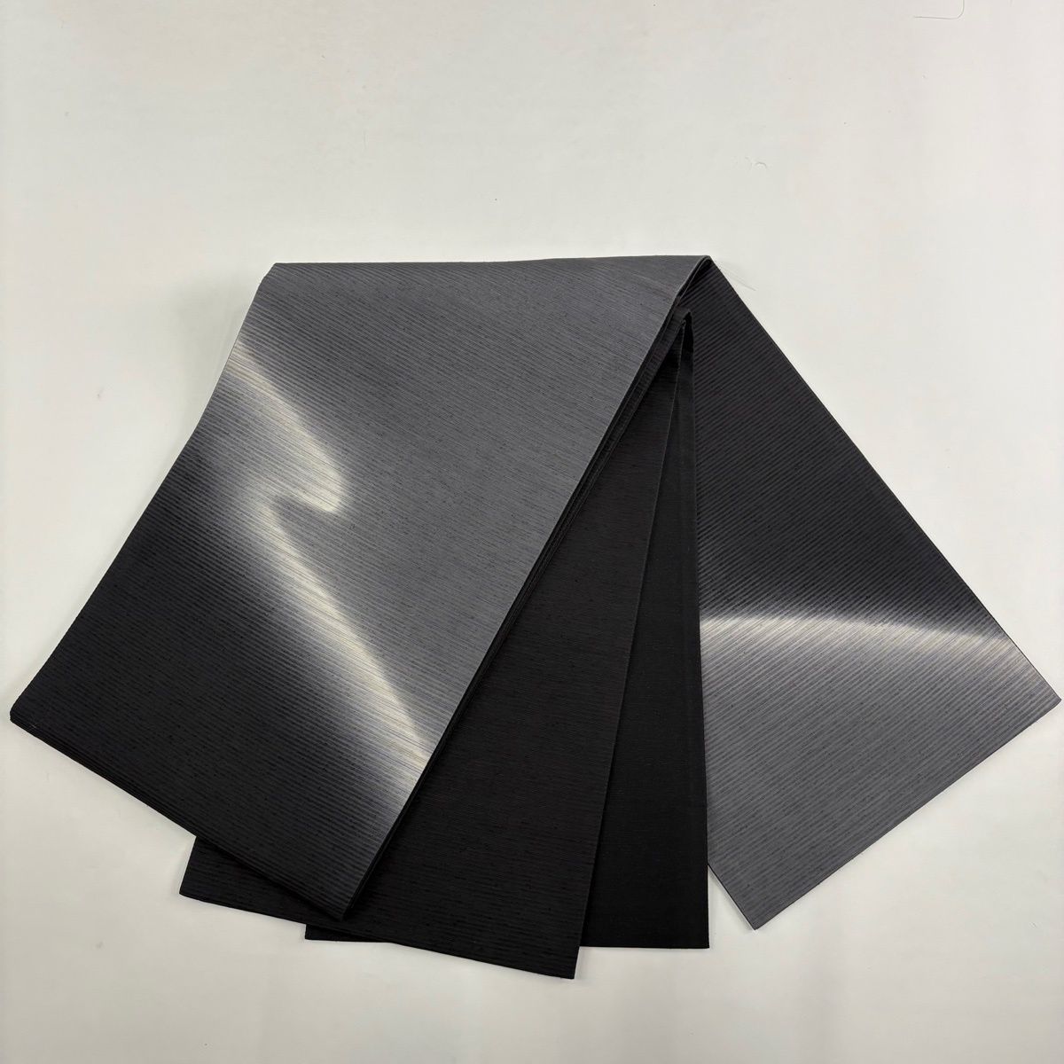  小紋 身丈161 cm 裄丈65 M 袷 袋帯セット 大島紬地 落款 証紙 幾何学模様 黒 正絹 名品 小紋 着物