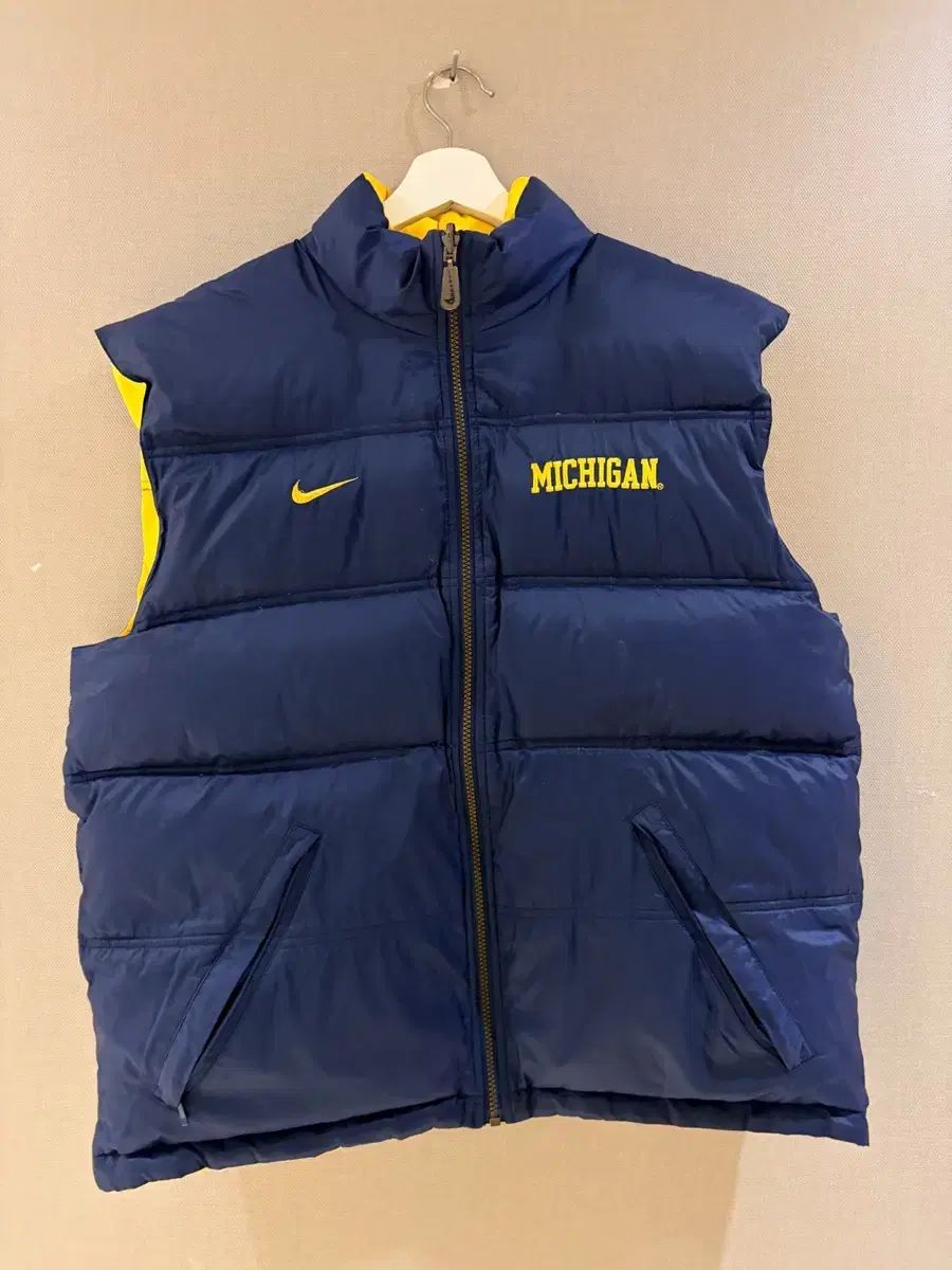 ナイキ ミシガン リバーシブル ダウンベスト L