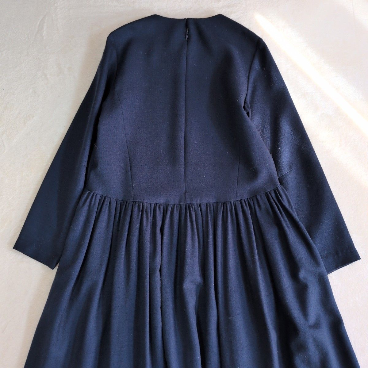 美品✨エブール ebure ギャザー Vネック ワンピース マキシ丈 濃紺 美品✨エブール ebure ギャザー Vネック ワンピース マキシ丈 濃紺