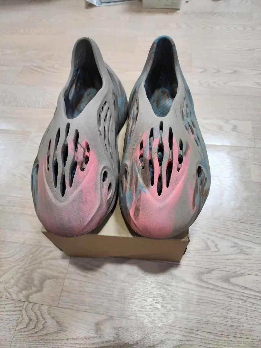 アディダス イージー フォーム ランナー ミックス サンド グレー