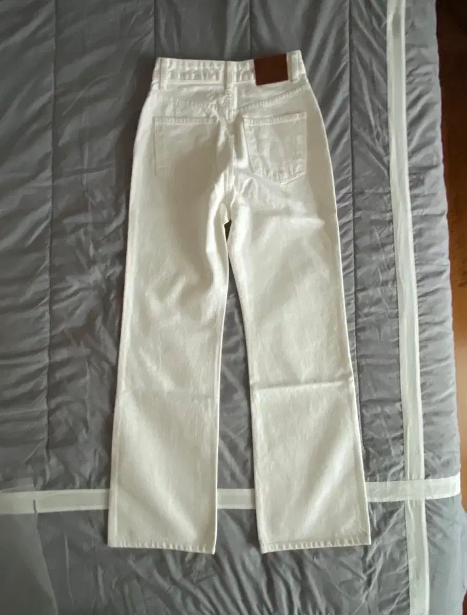 ロイヤルシティパーク 白デニム