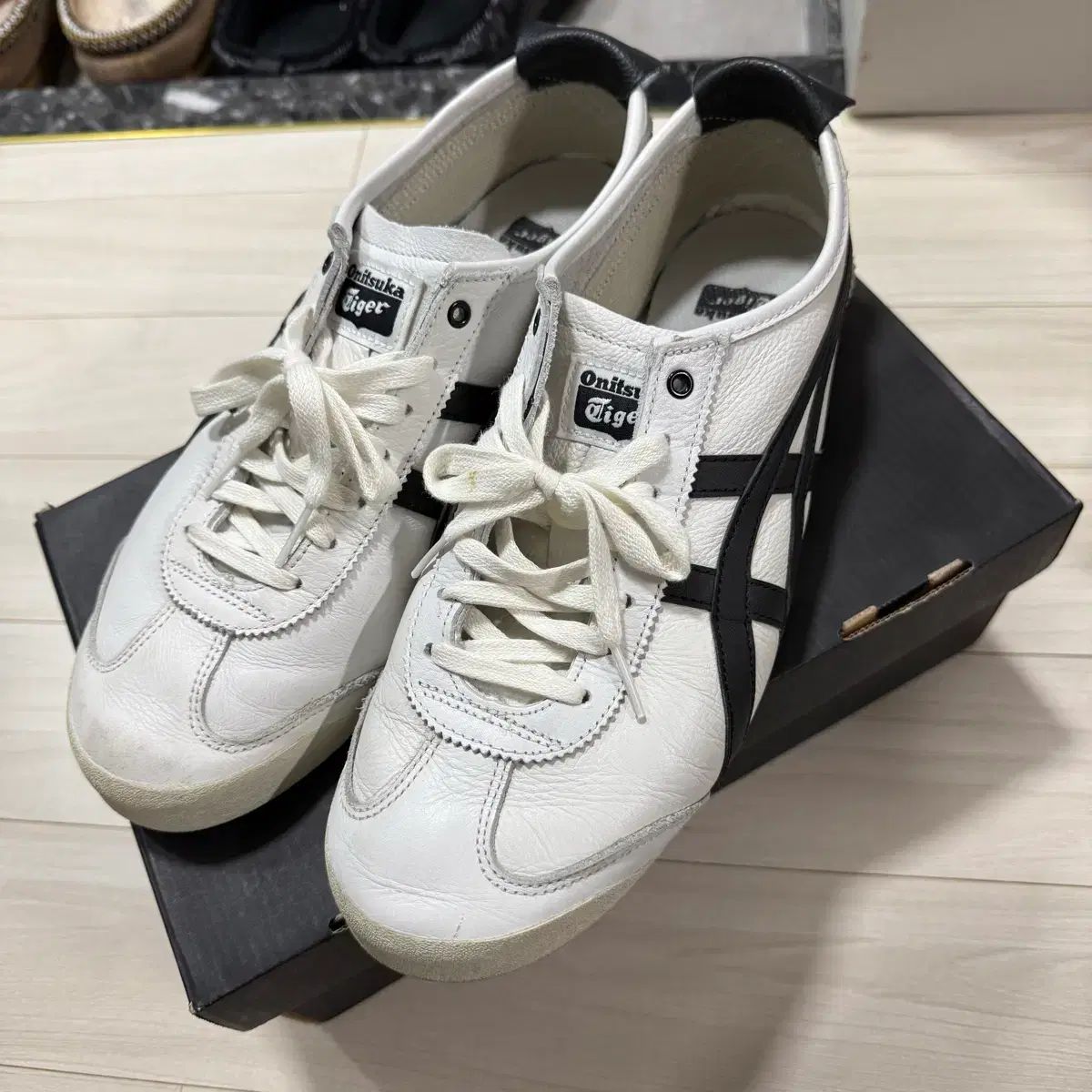 オニツカタイガー 멕시코66 白 ブラック