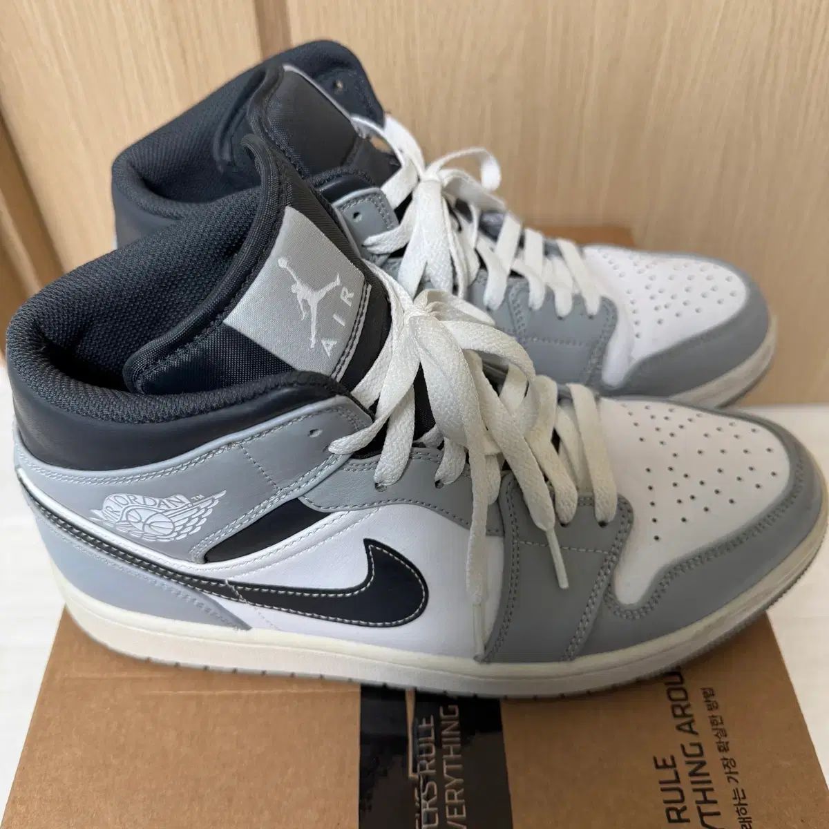 ジョーダン 1 ミッド ライト スモーク グレー アンド アンスラサイト 270