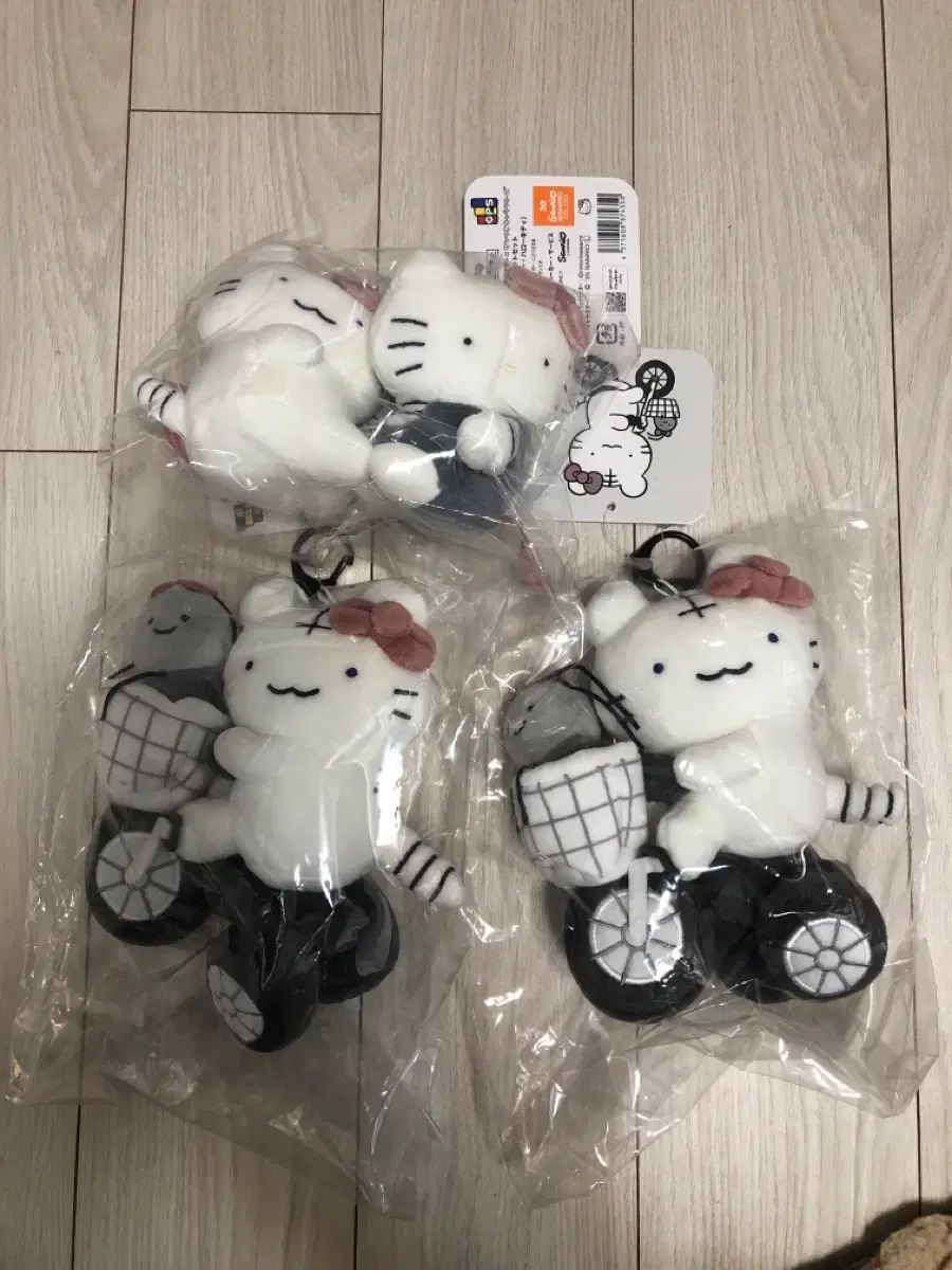 Sanrio ホワイトタイガーとブラックタイガー マスコットぬいぐるみキーホルダー