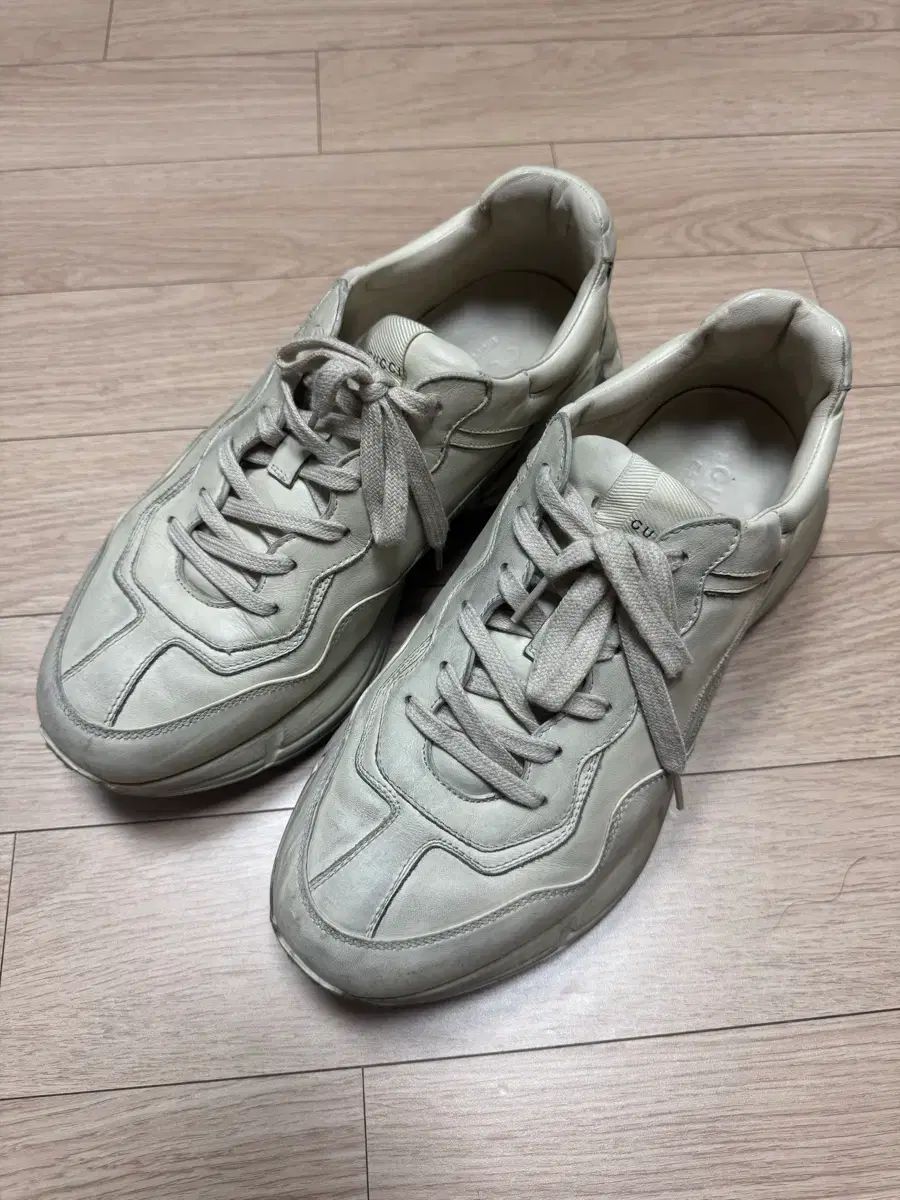 グッチ ダーティー ライトン スニーカー