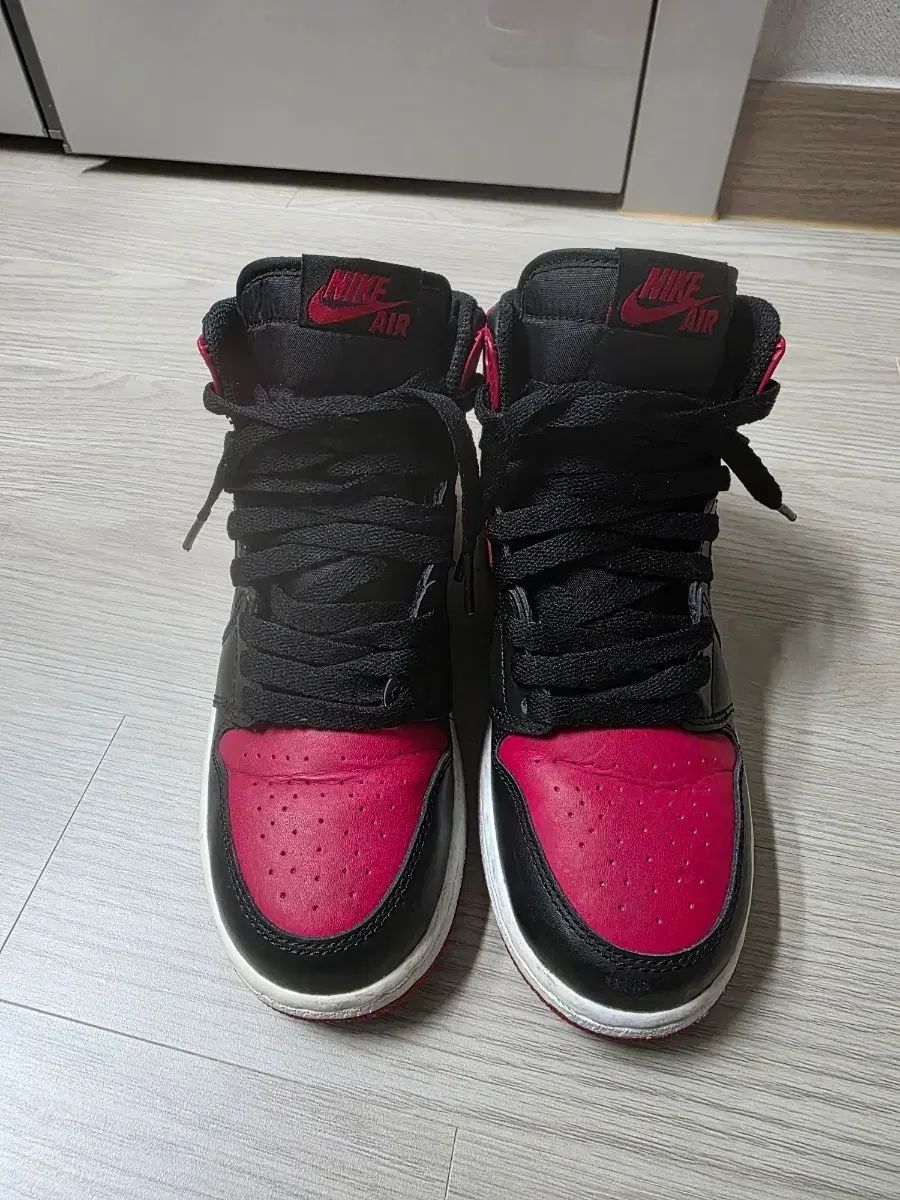 ナイキ エア ジョーダン 1 ブラック レッド ハイトップ 225 mm