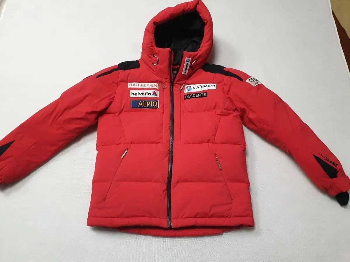 デサント スイス スキーチーム ダウン ジャケット レッド 105 - メルカリ