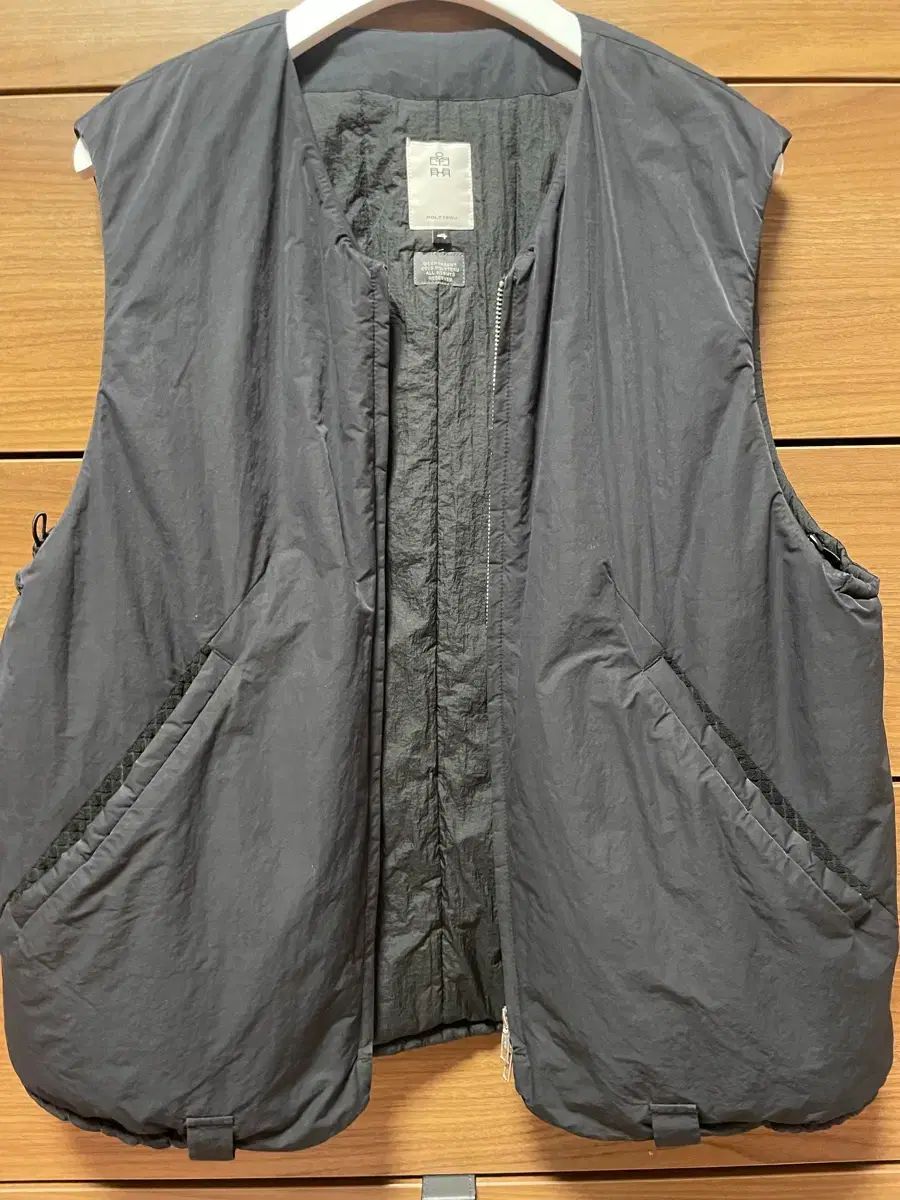 4 ポリテール パデッド ベスト ブラック