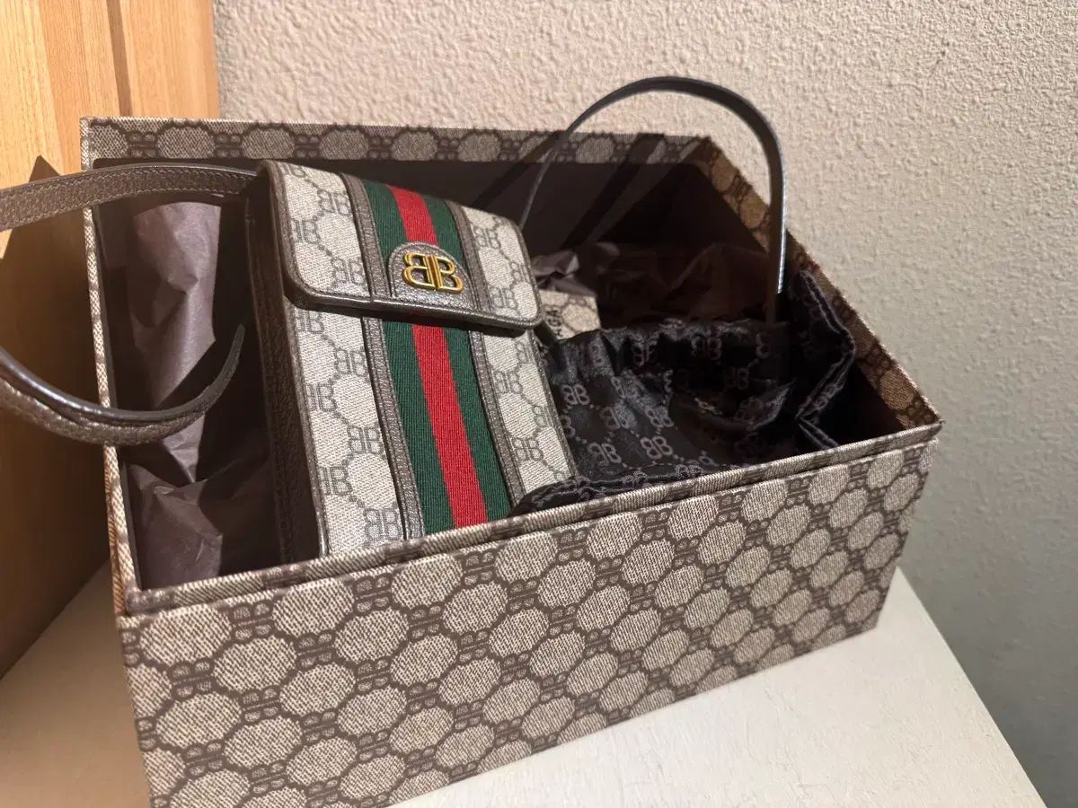 バレンシアガ グッチ コラボ 携帯ホルダーバッグ