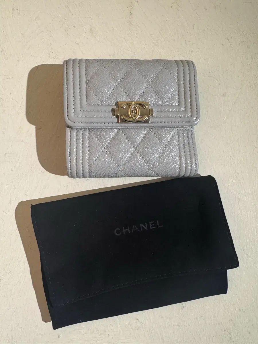 シャネル ボーイ 二つ折り財布 グレー ダストバッグ 28番台