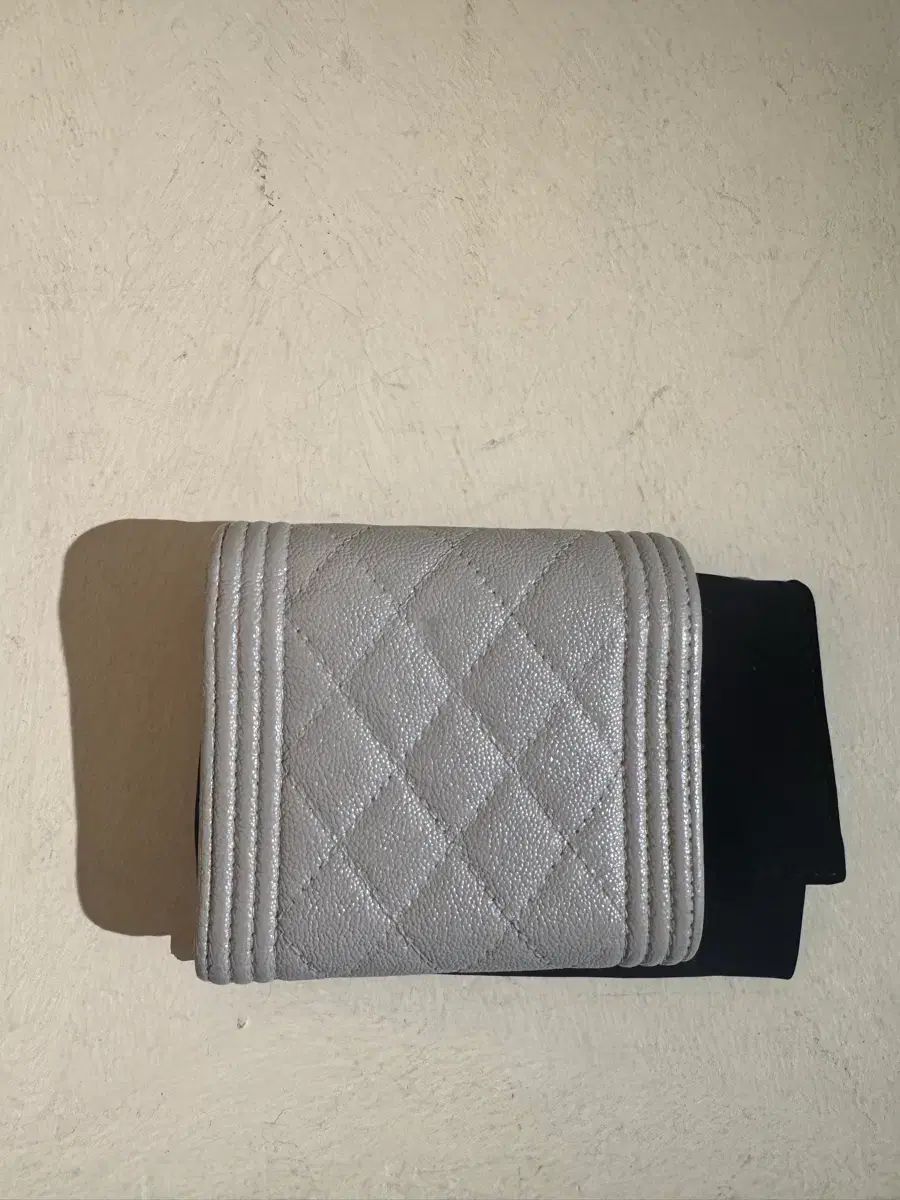 シャネル ボーイ 二つ折り財布 グレー ダストバッグ 28番台