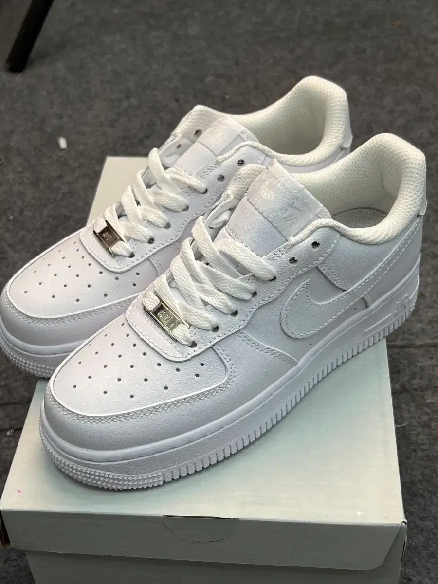 ナイキ エアフォース 白 270 CW 2288 111