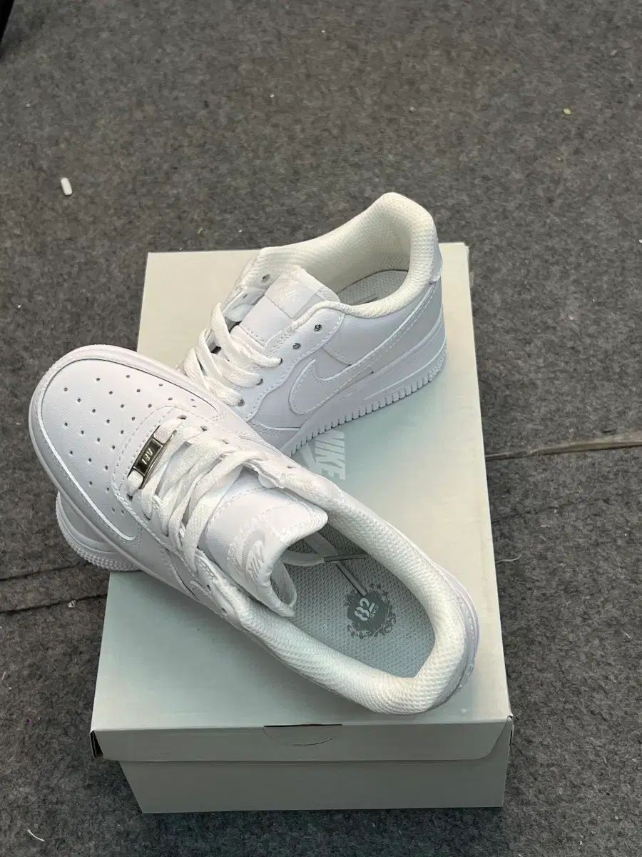 ナイキ エアフォース 白 255 CW 2288 111