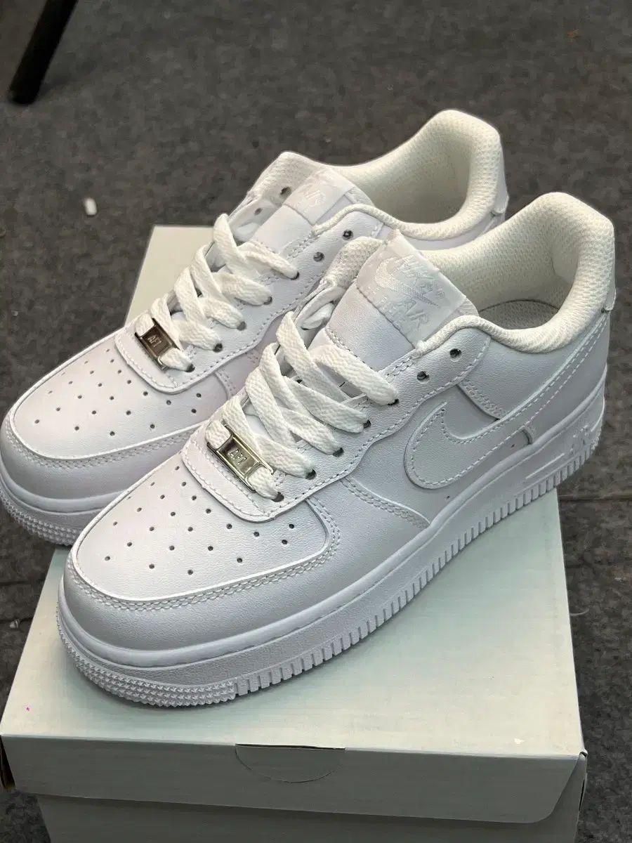 ナイキ エアフォース 白 255 CW 2288 111