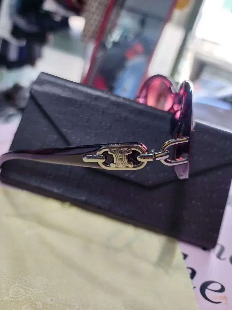 Celine セリーヌサングラス シンプルコーデ ホワイト系