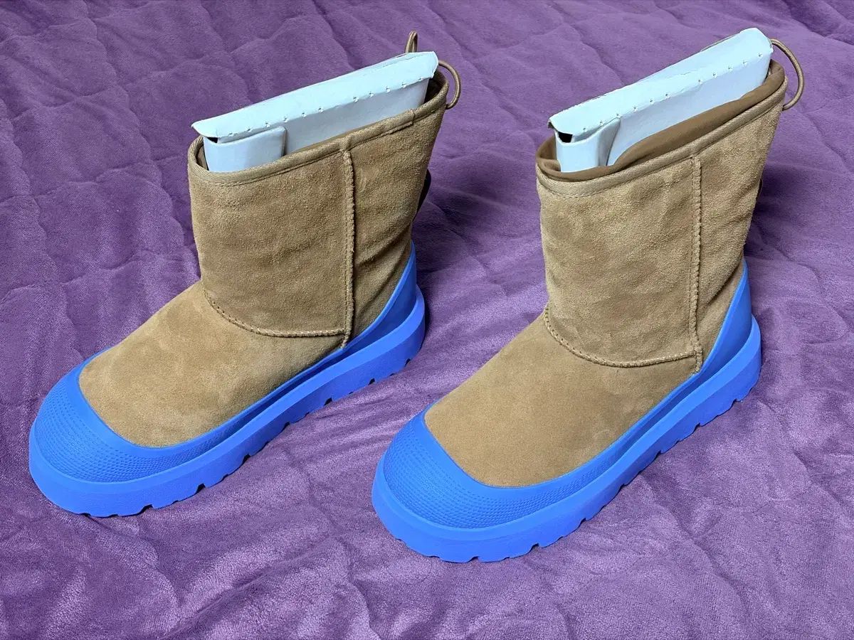 UGG 270 スウェード ロゴ エンボス ブーツ Classic ショート ウェザー ハイブリッド