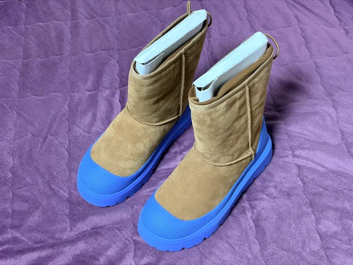 UGG 270 スウェード ロゴ エンボス ブーツ Classic ショート ウェザー ハイブリッド