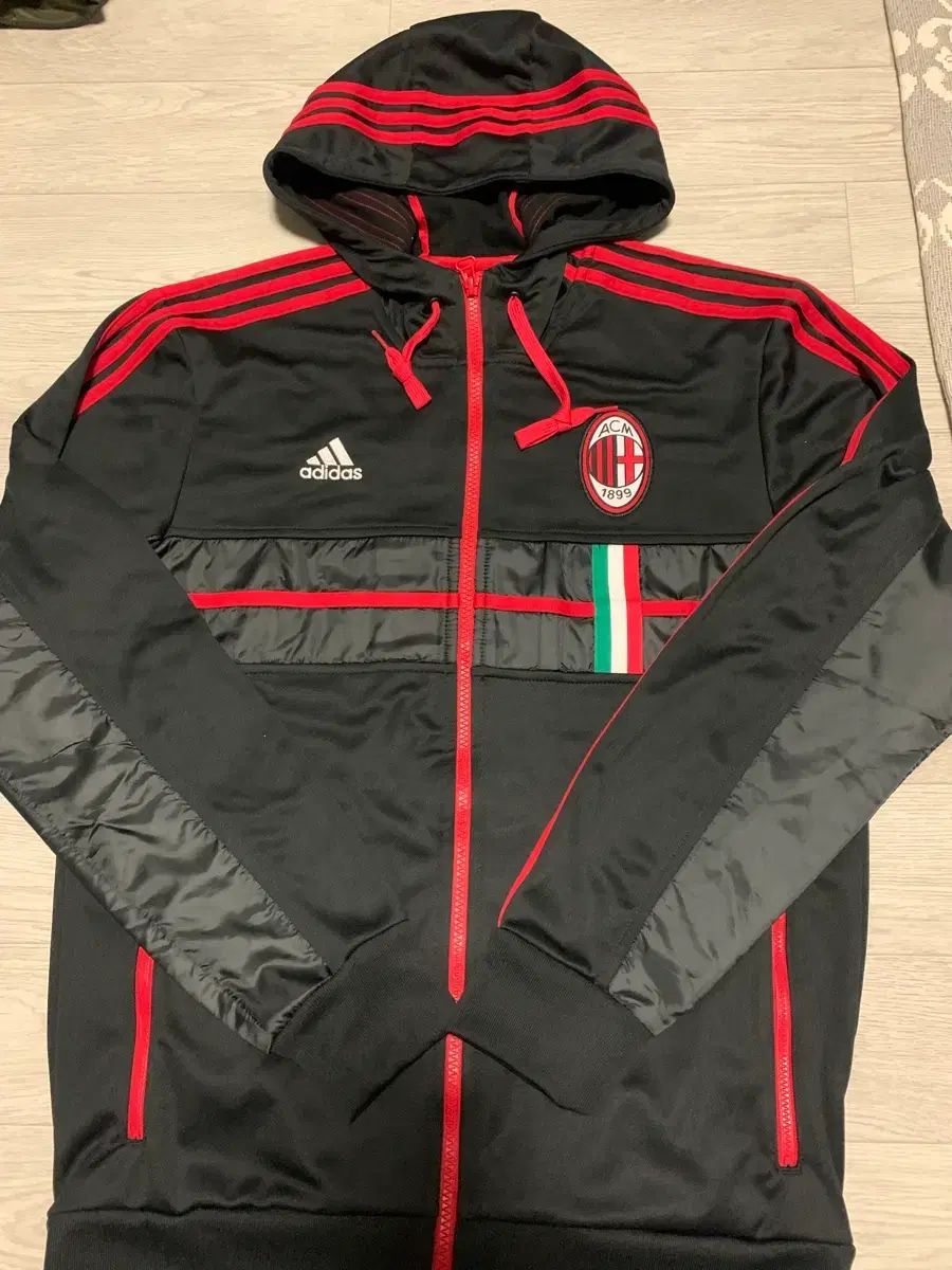 【正規品・美品】ACミラン adidasフード付きジャージ（ブラック／レッド・M 正規品・美品】ACミラン adidasフード付きジャージ（ブラック／レッド