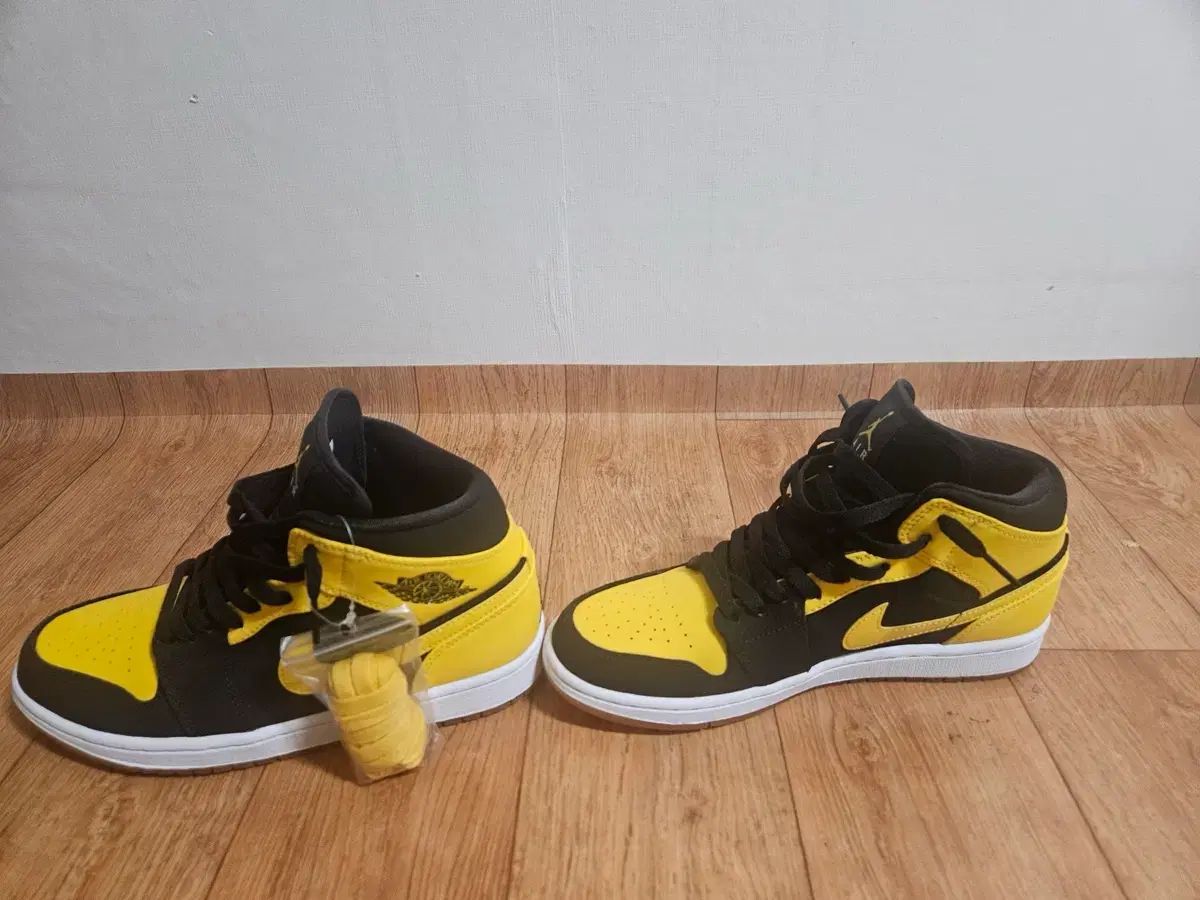 NIKE ジョーダン 1 レトロ ミッド ニュー LOVE 2017 シューズ(男性用) バスケットボール スポーツ