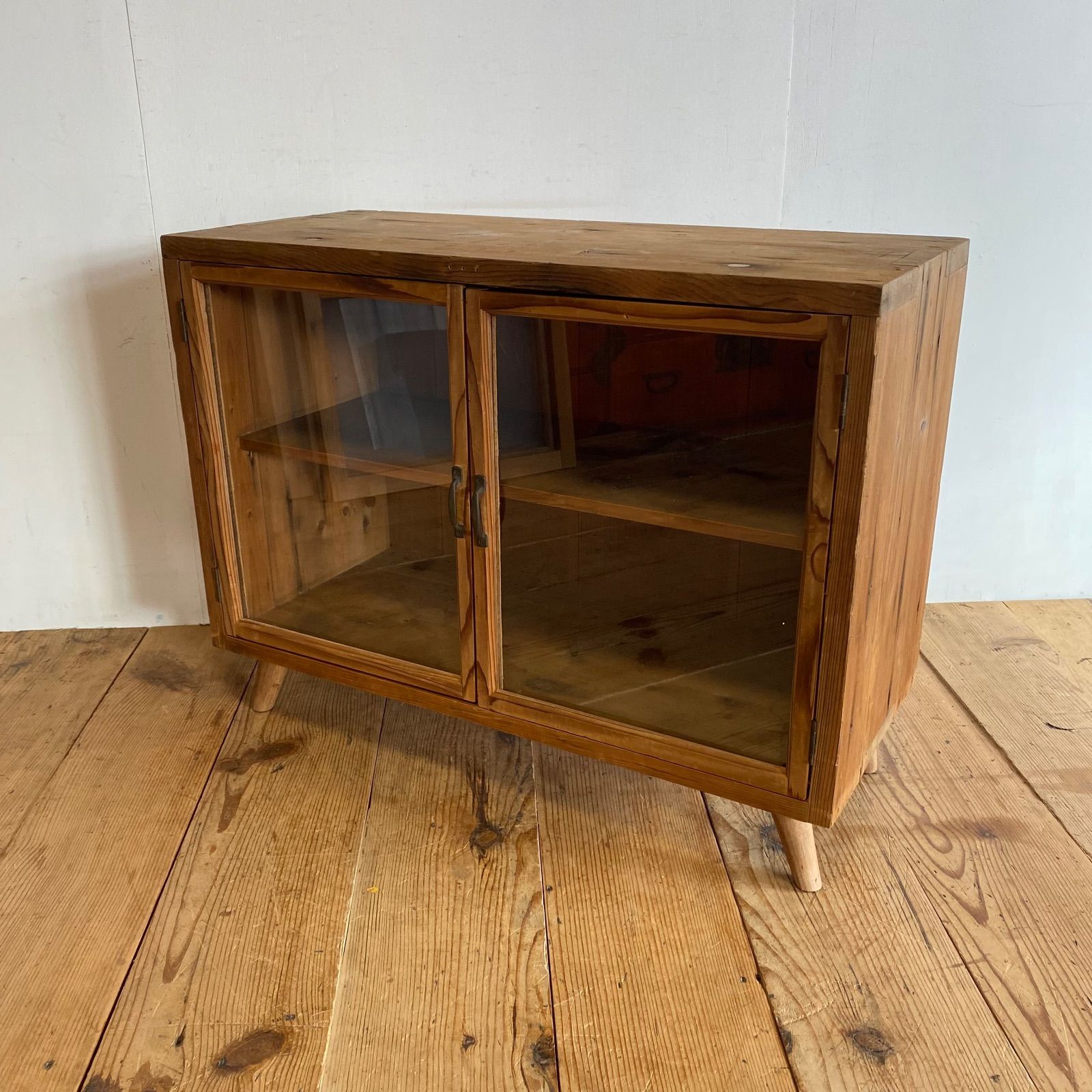 古い小ぶりな木枠ガラス戸棚　収納棚　食器棚　キャビネット　古家具 古家具 水屋箪笥 キャビネット 食器棚 収納 本箱 ガラス 古道具