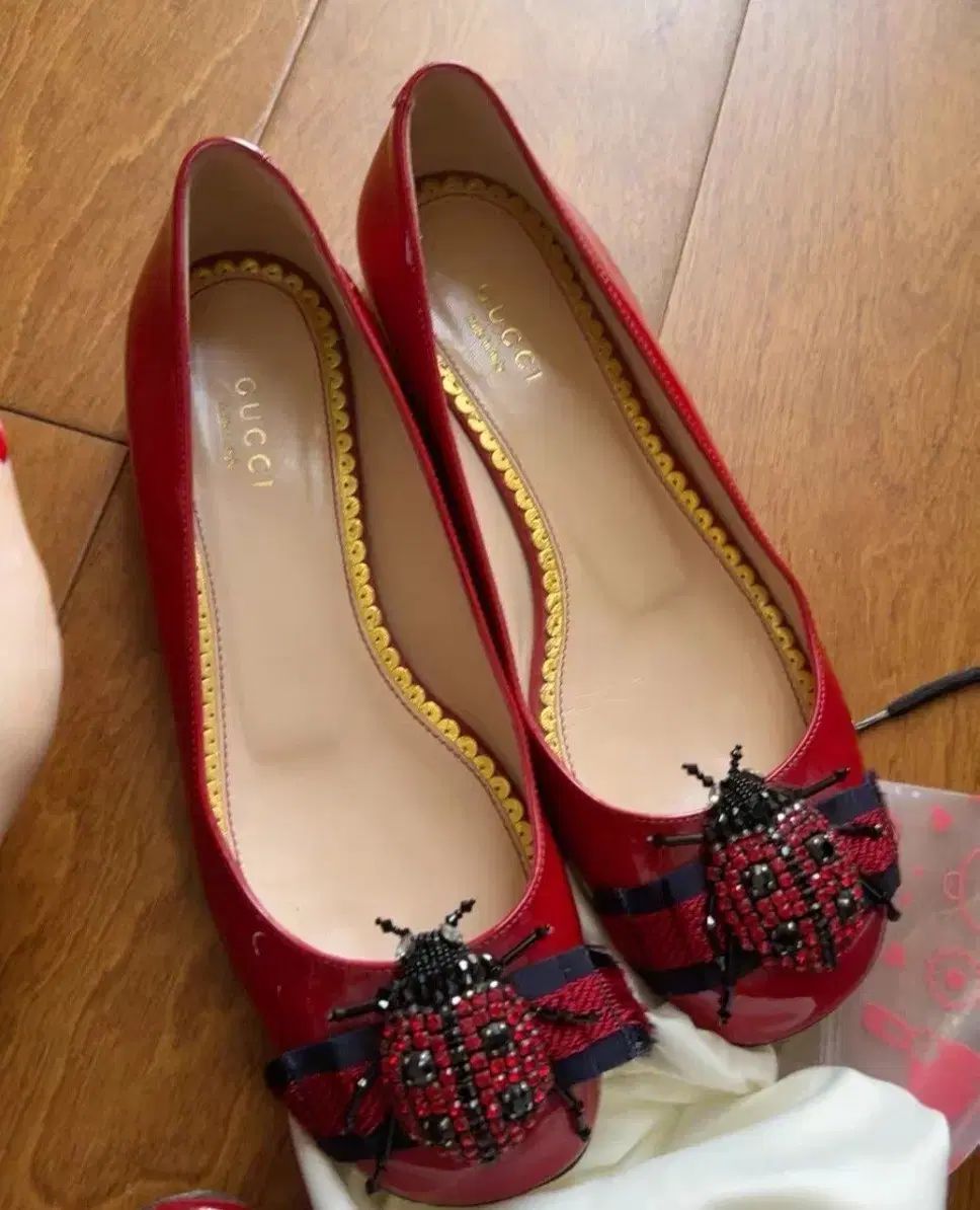 グッチ レッド レディーバグ フラット シューズ 35 5