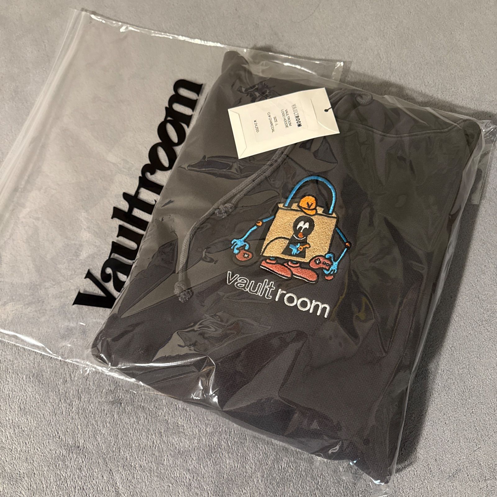 新品・未試着 XL VAULTROOM Logo Hoodie Charcoal Lサイズ】新品未使用 VAULTROOM LOGO HOODIE / CHARCOAL - メルカリ