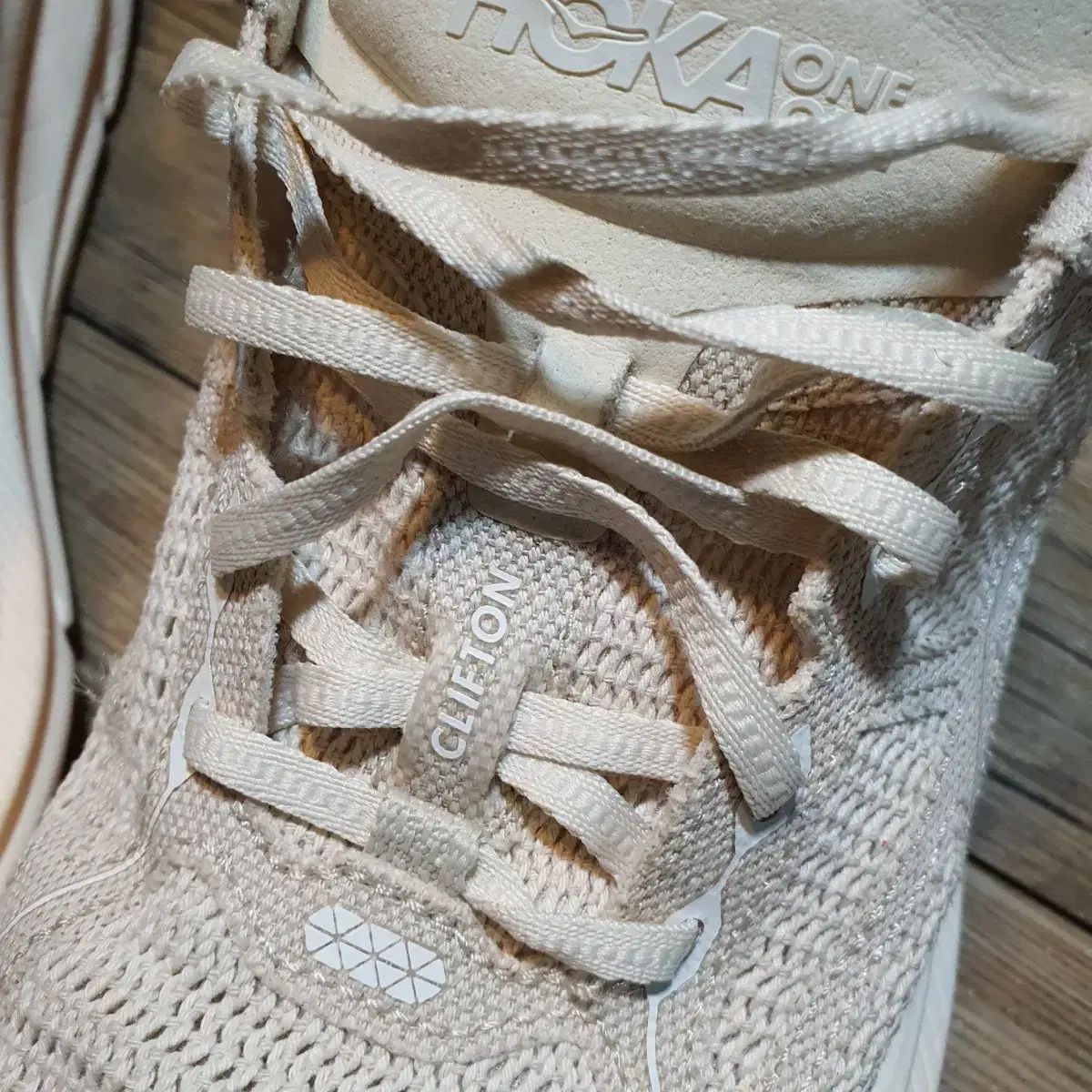 ホカ クリフトン スニーカー ベージュ