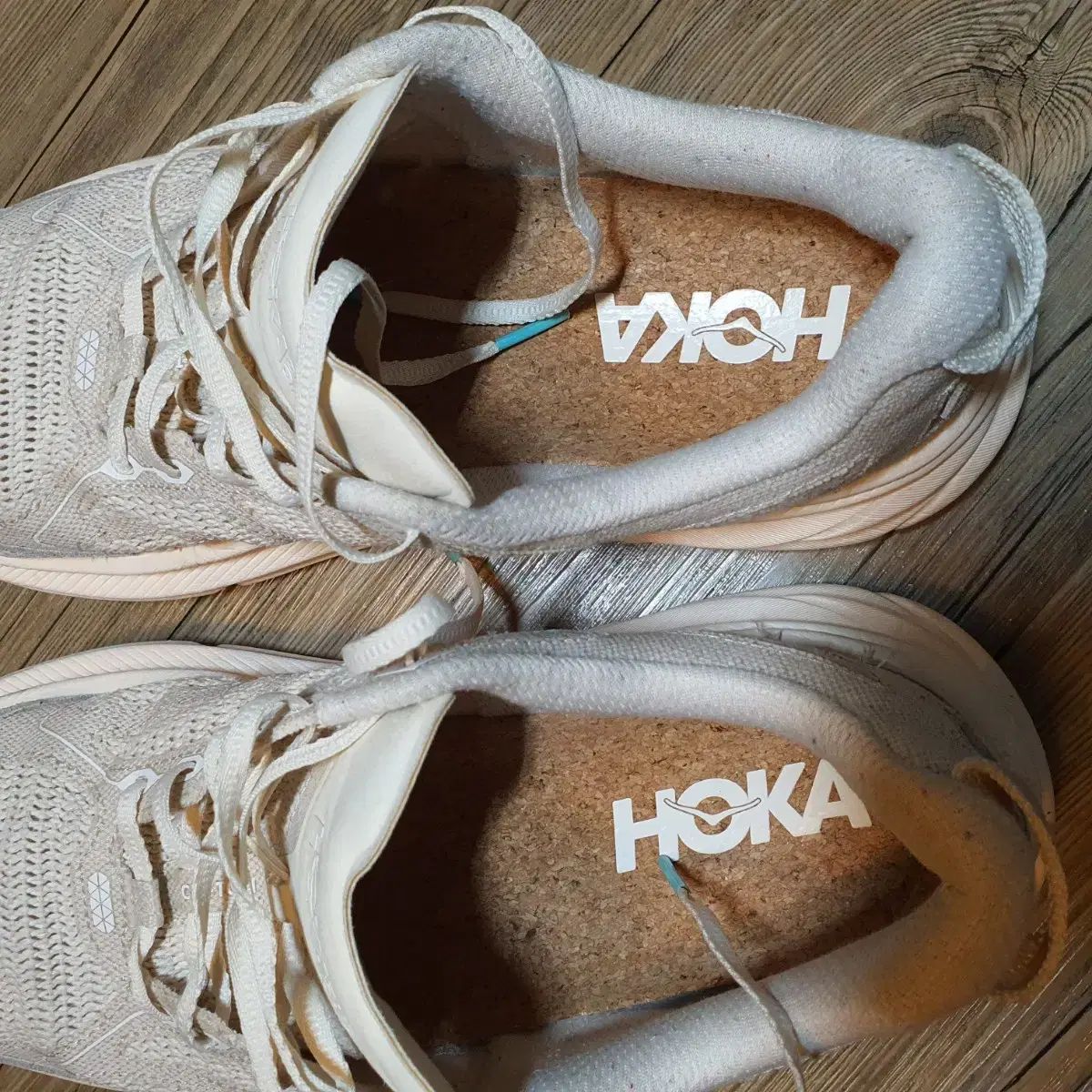 スニーカー ベージュ