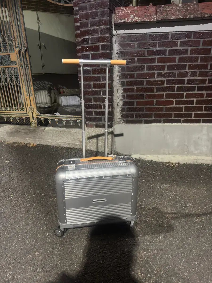 ロウロウ アルミニウム キャリア 20インチ