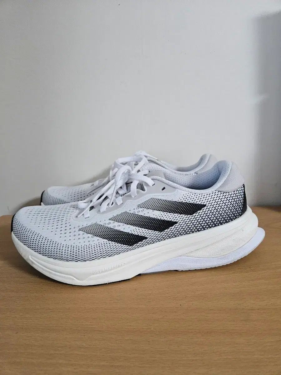 アディダス SUPERNOVA ソール ランニングシューズ 安定化 み