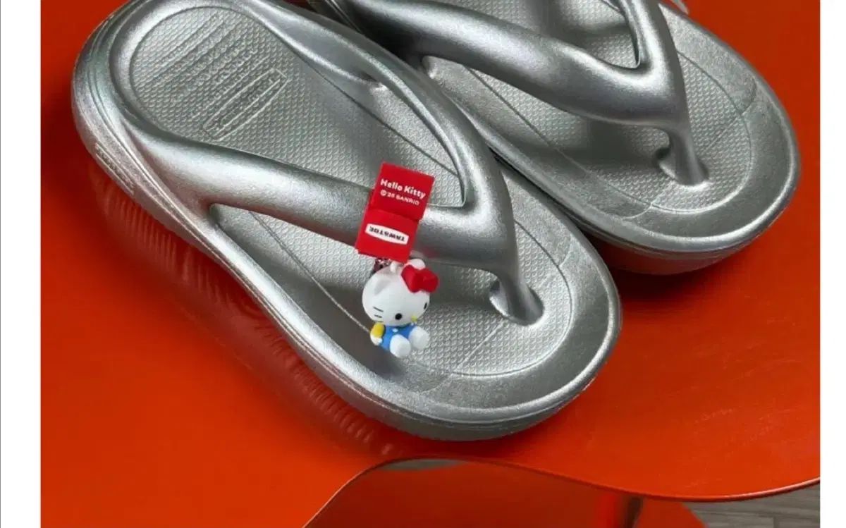 トーアンドトー ハローキティ フリップフロップ サンダル シルバー