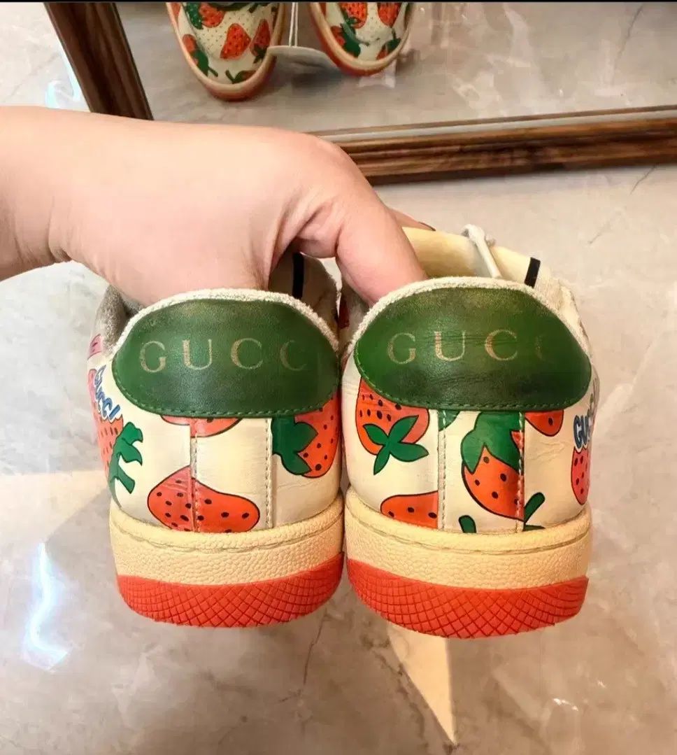  グッチ ストロベリー プリント スニーカー 34 35 スニーカー 靴