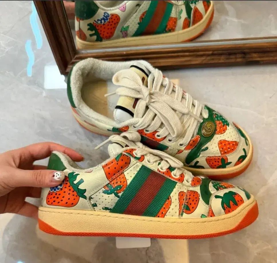 グッチ ストロベリー プリント スニーカー 34 35