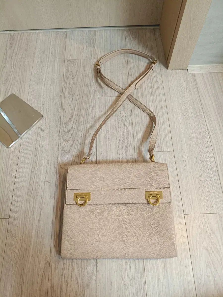 FERRAGAMO フェラガモ ダブル ガンチーニ ロック メッセンジャー クロスバック