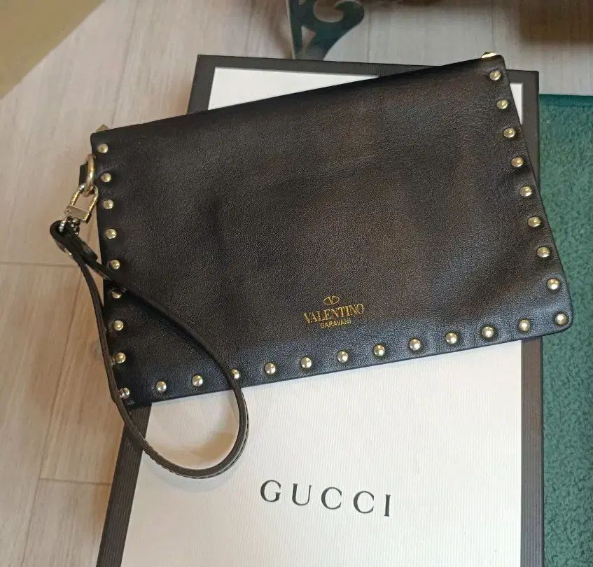 正規品)ヴァレンティノ ロックスタッズ クラッチバッグ - メルカリ