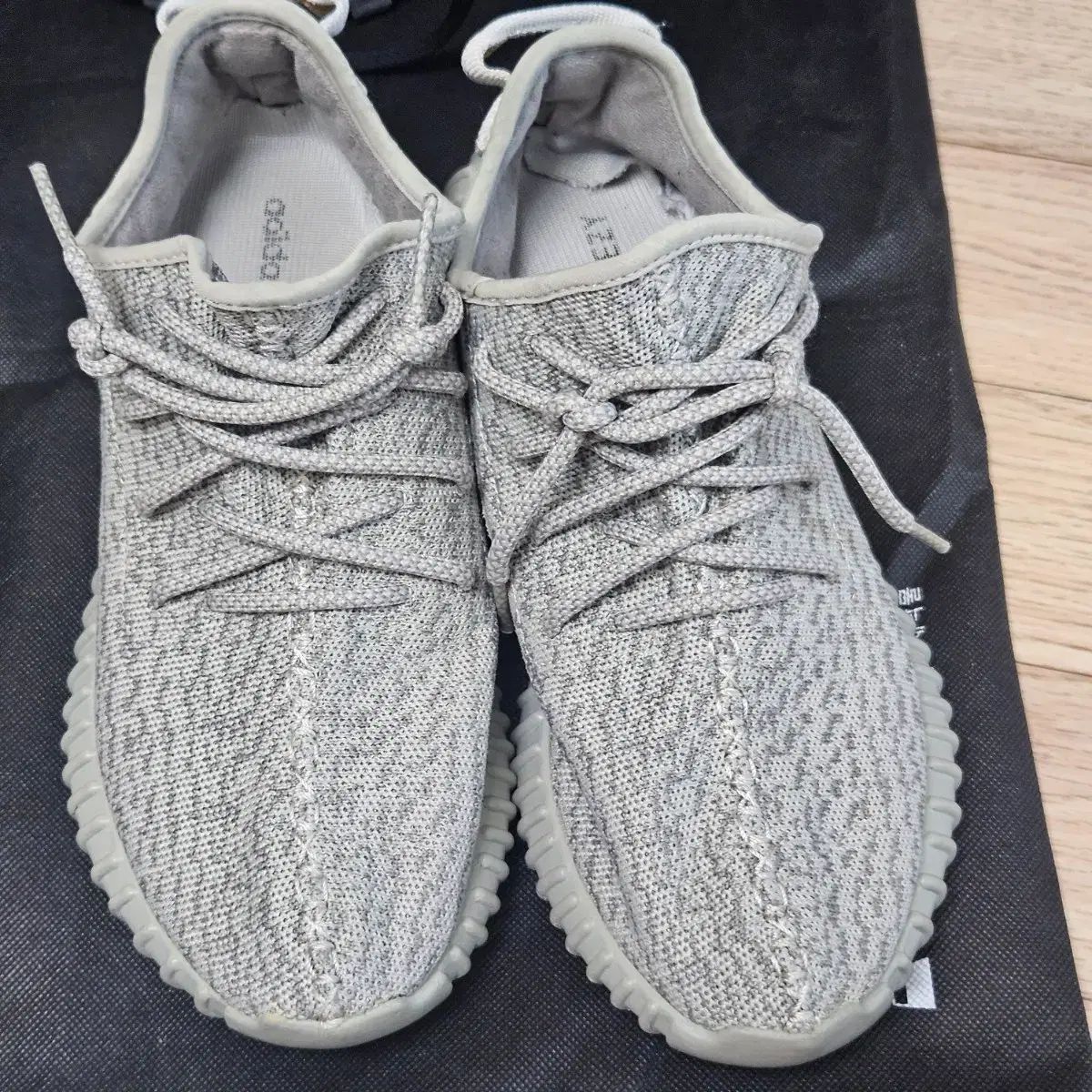 アディダス イージーブースト 350 v 1 ムーンロック