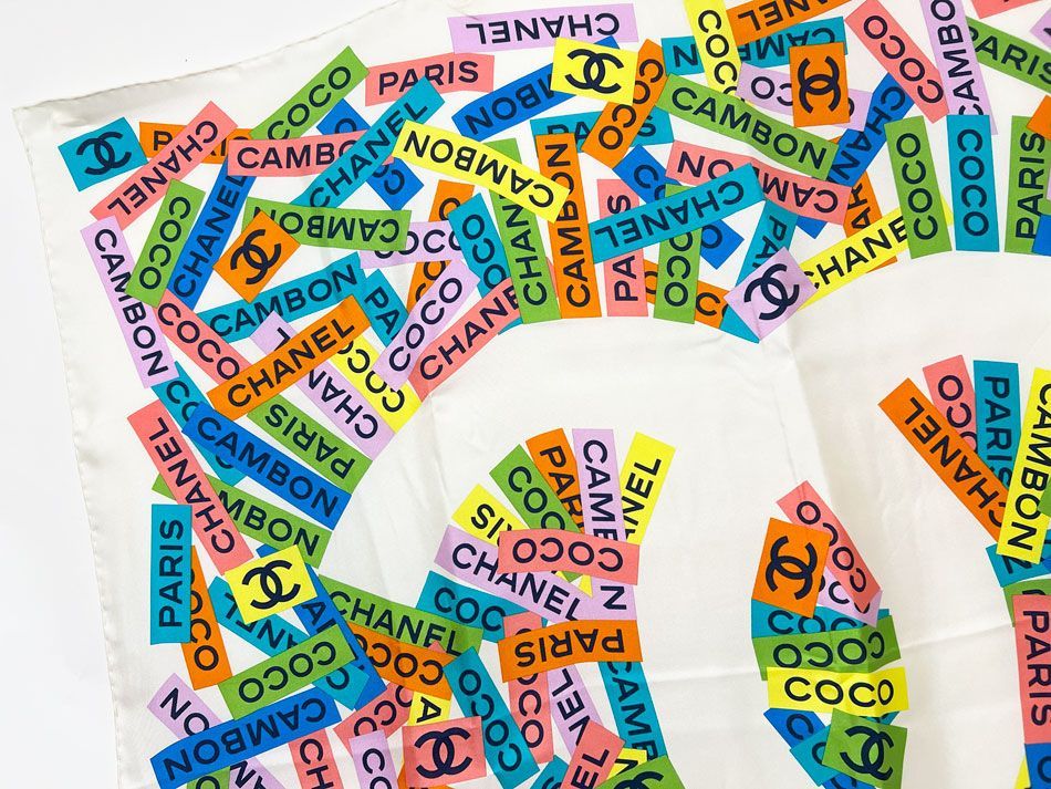 CHANEL シャネル ショール スカーフ シルク ホワイト マルチカラー 90 cm 2025年クルーズ AA 9664