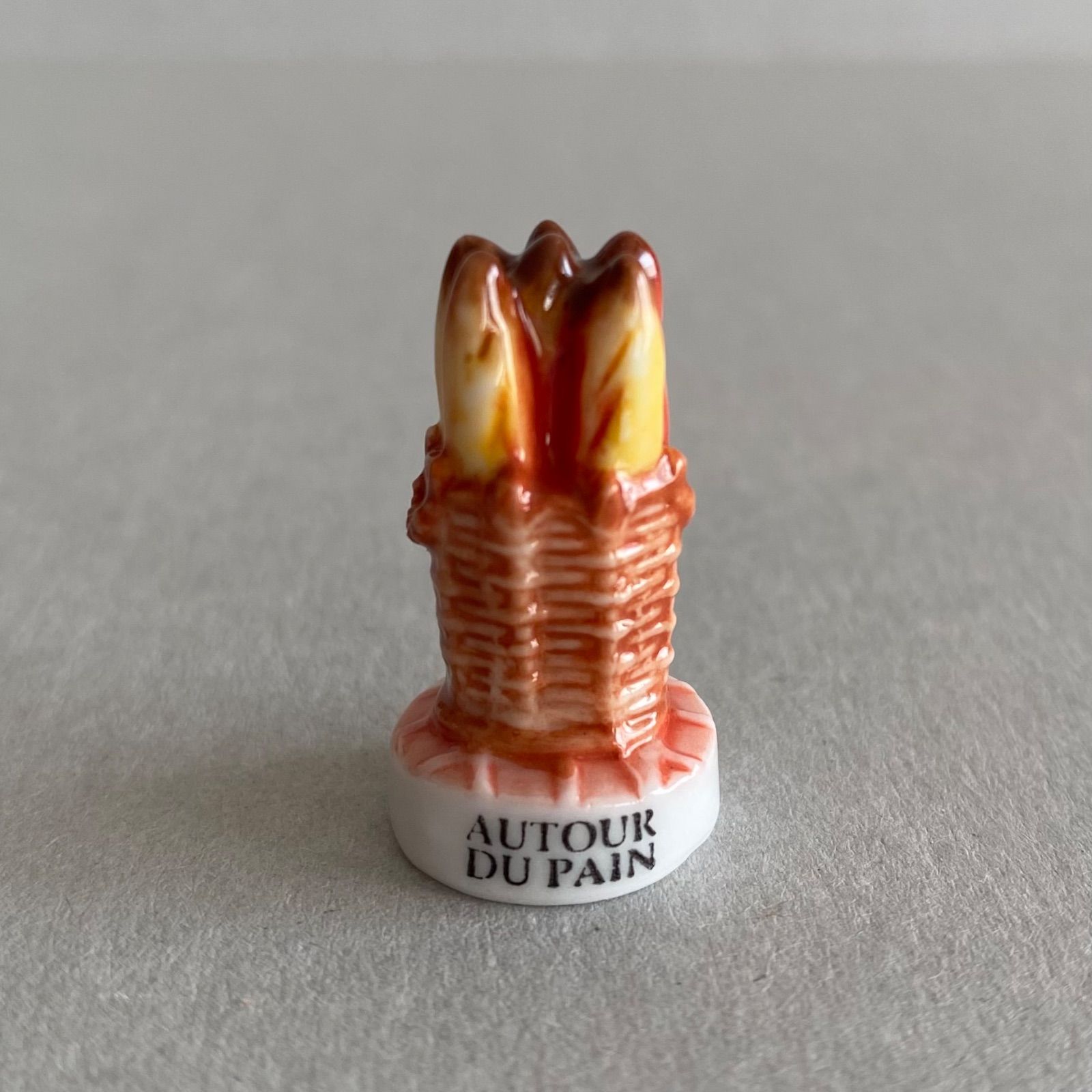 バスケットのバゲットのフェーブ／AUTOUR DU PAIN（パンのまわりで