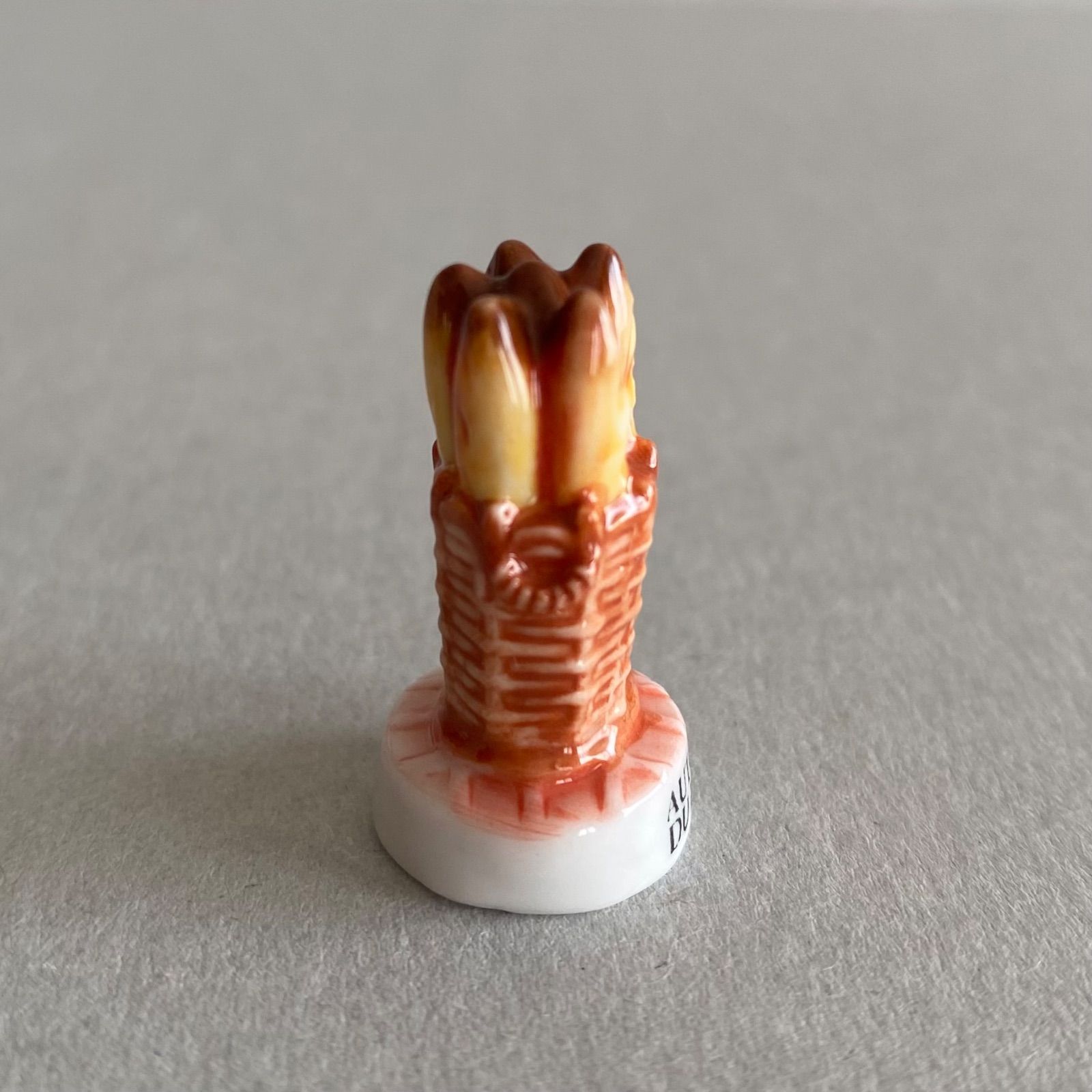 バスケットのバゲットのフェーブ／AUTOUR DU PAIN（パンのまわりで