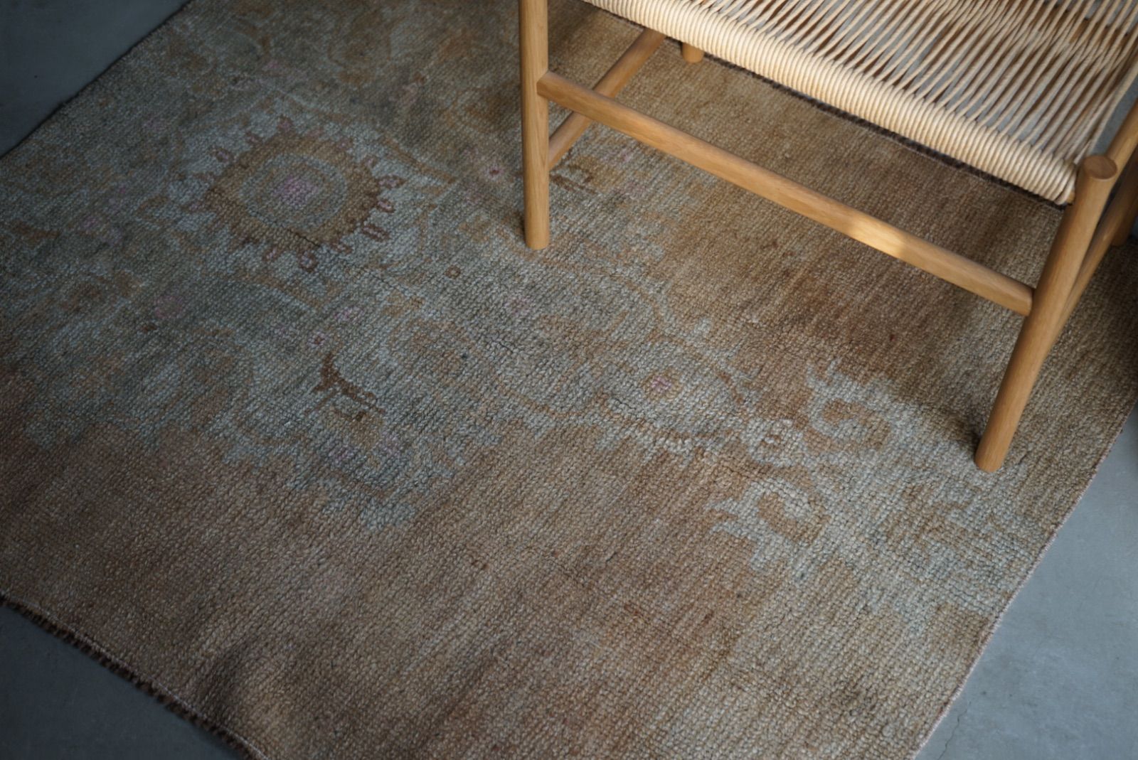 ヴィンテージラグ トルコ ウシャク メダリオン フラワー 1970年代 129 × 106 cm No.TR 25238