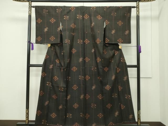 ● 上 国指定重要無形文化財 本場久米島紬 手織 黒地 反端付き s 6