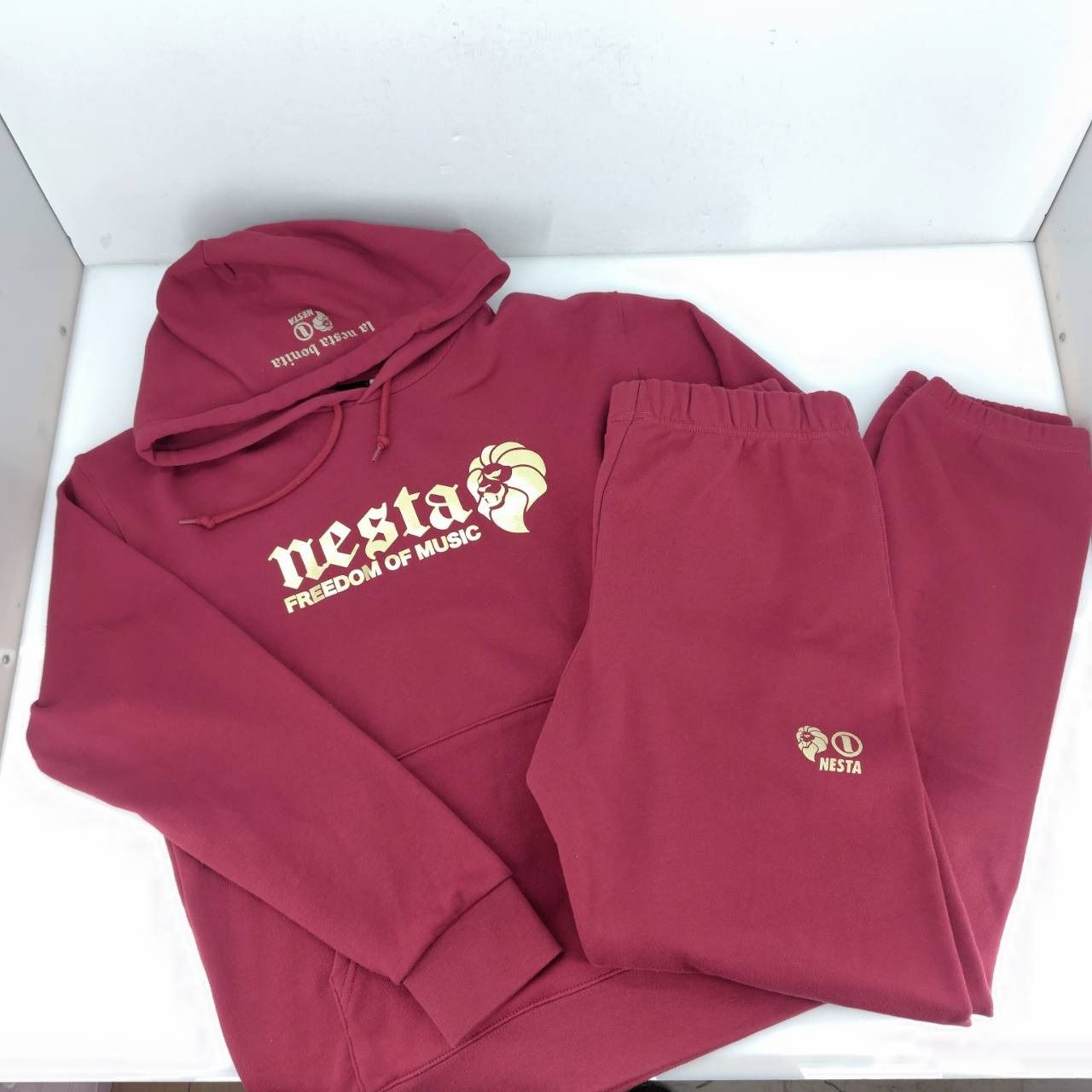 05 w 18022 ネスタ NESTA ゴールド プリント プルパーカー＆パンツ レッド系 M ベトナム製 メンズ セットアップ コットン 品