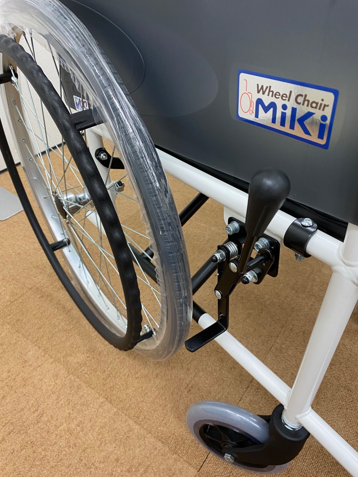 配送地域限定【新品・未使用】MIKI 自走用車椅子 VS-1　ハイポリマタイヤ 超特価【新品未使用】 MIKI 自走用車椅子 VS-1 介護用車椅子 ハイ