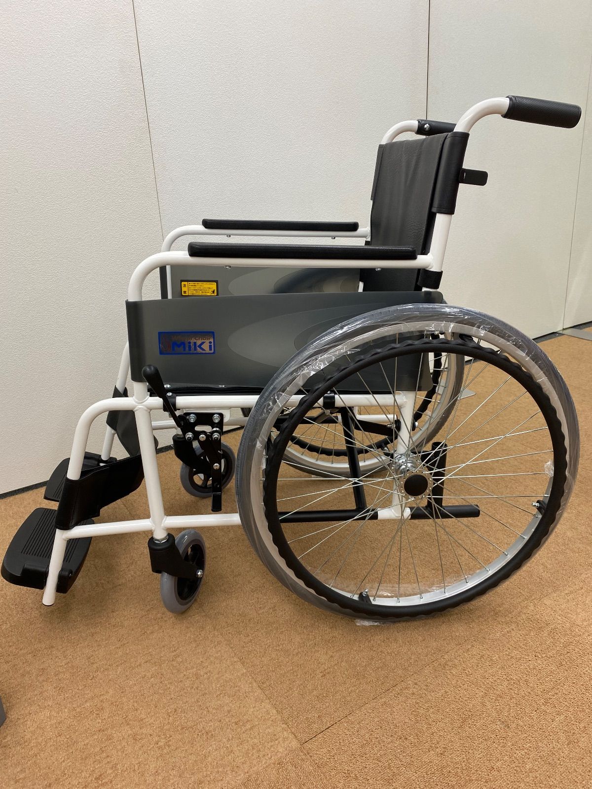 超特価【新品未使用】 MIKI 自走用車椅子 VS-1 介護用車椅子 ハイ